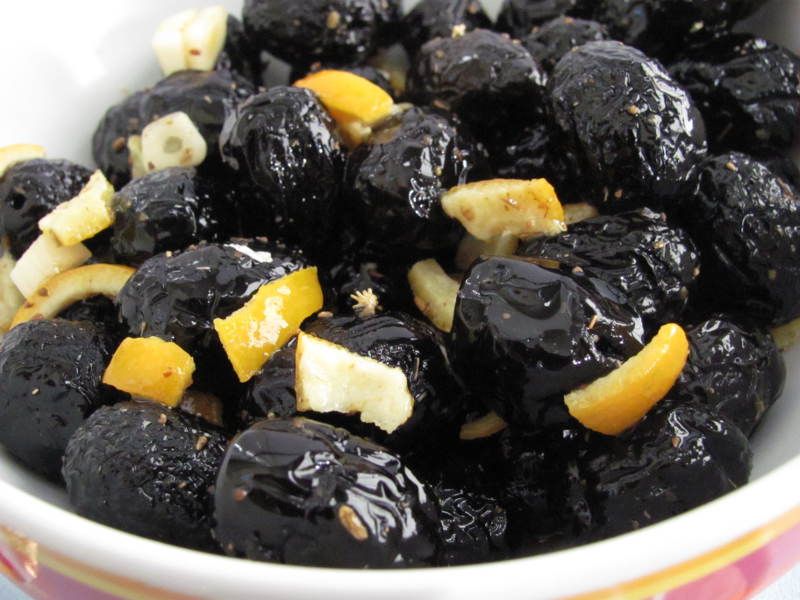 Olive nere all’arancia, una ricetta ternana, per accompagnare un aperitivo in modo gustoso e differente.